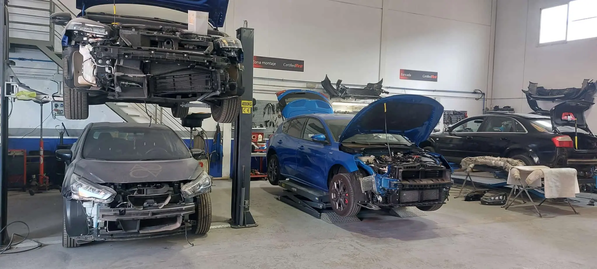 Foto del interior del taller de chapa y pintura